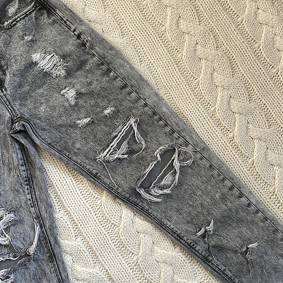 👖2 for $30👖 American Eagle Distressed Grey Denim Mom Jeans - SHORT - Picture 3 of 11